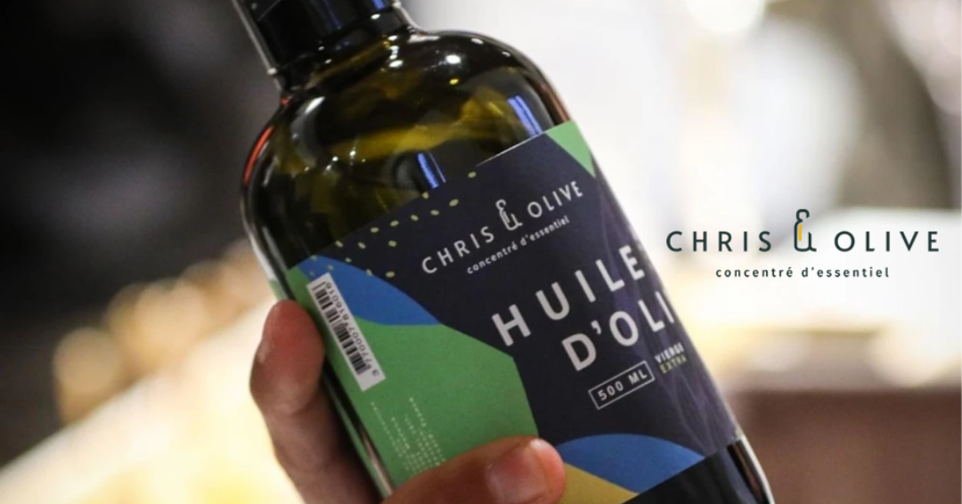 Close-up d'une bouteille d'huile olive de chez "Chris et Olive" agrémentée d'une photo du logo de "Chris et Olive"